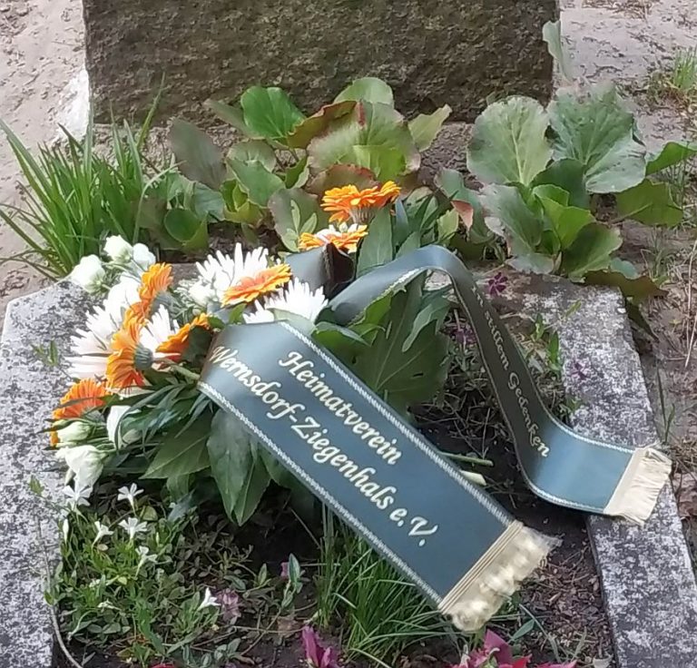 Blumenkranz des Heimatvereins zum Gedenken an die Ermordung von Johannes Paucka am 24.4.1945